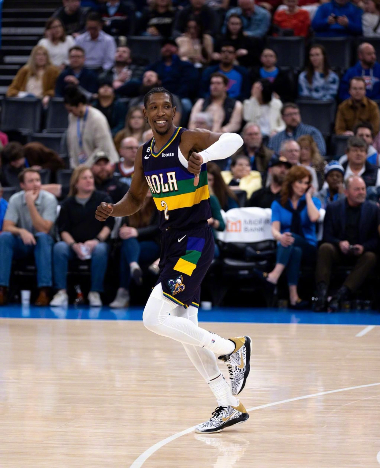 NBA球员上脚:欧文的球鞋颜值太顶了,中国球鞋很帅气