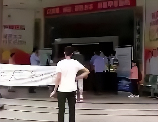 荒唐案件:42岁无证医生控制17岁姑娘，还在*体下**上“锁”闻所未闻