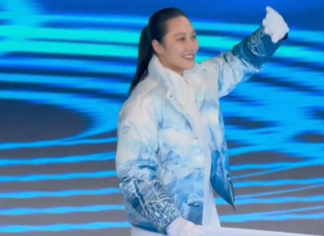 北京冬奥会开幕式羽绒服盘点,中国队穿的大衣到底是什么来头?