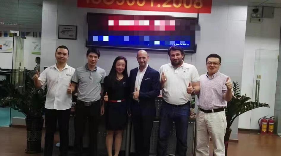 跨国恋嫁到国外,相差19岁的跨国恋