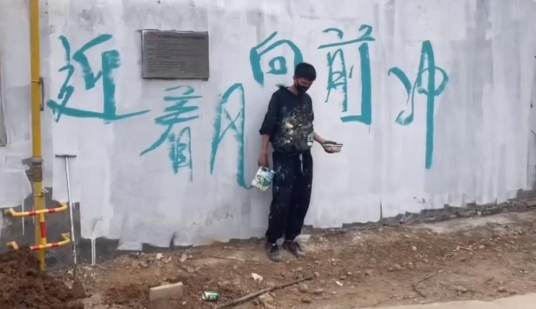 现实版“神笔马良”大新：凭一支笔带全村暴富，被华春莹点赞