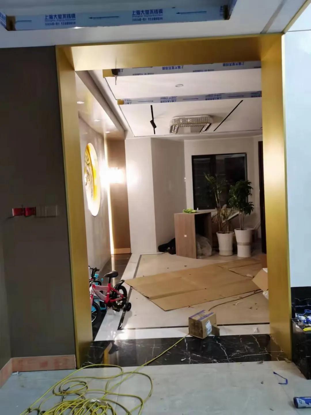 弧形背景墙弧形门套,客厅不锈钢窄边门套造型效果图