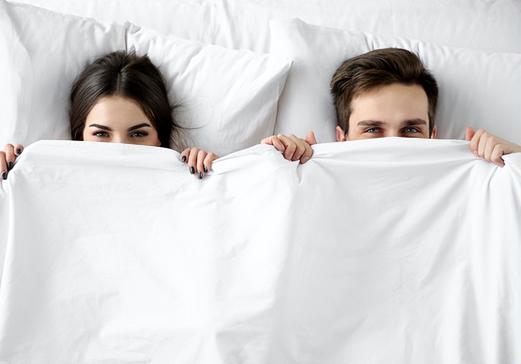 女子身上长虫医生拿镊子治疗,女子体内有蜱虫被医生拿镊子拔出