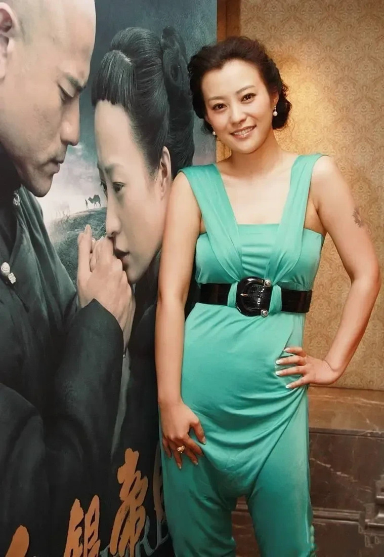 郝蕾连体裤穿搭 (郝蕾的穿搭)