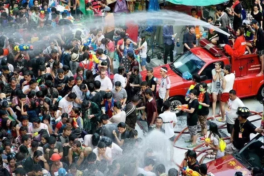 被泼水的漂亮女孩,泼水节变味女生颜值越高被泼越狠