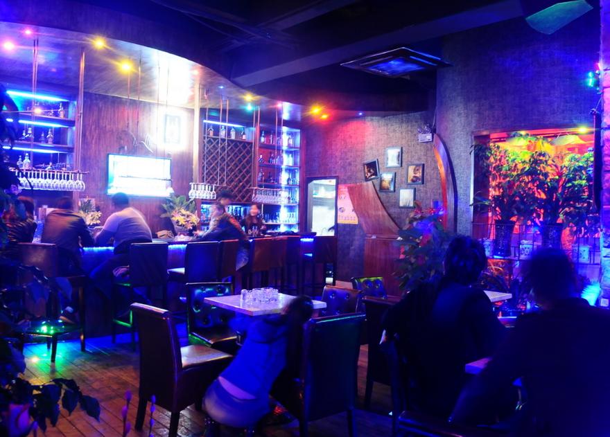 网上聊天认识女网友，线下见面强行让我带她去商场消费，该怎么办