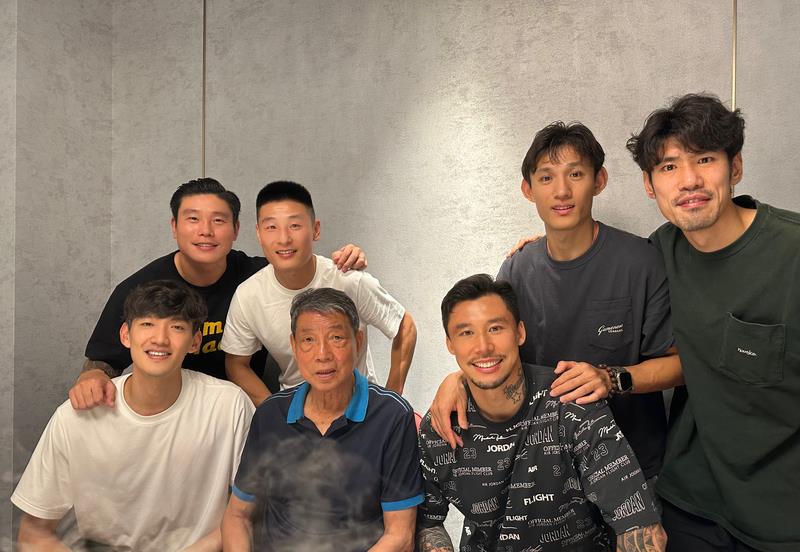 武磊中国足球球迷痛哭,武磊的孤独正是中国足球的囧途