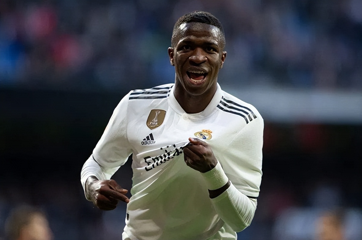 维尼修斯肩负重任，穿上皇马7号球衣再次备受瞩目