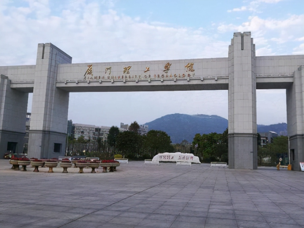 高考填志愿：哪些二本大学的计算机类专业比较好？