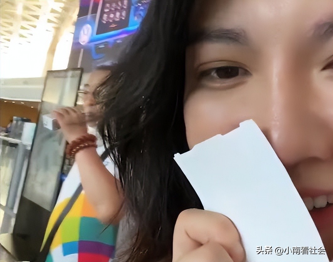 吉林一妈妈坐飞机非要带牛奶，被拦下家人喝完6瓶，女儿哭笑不得