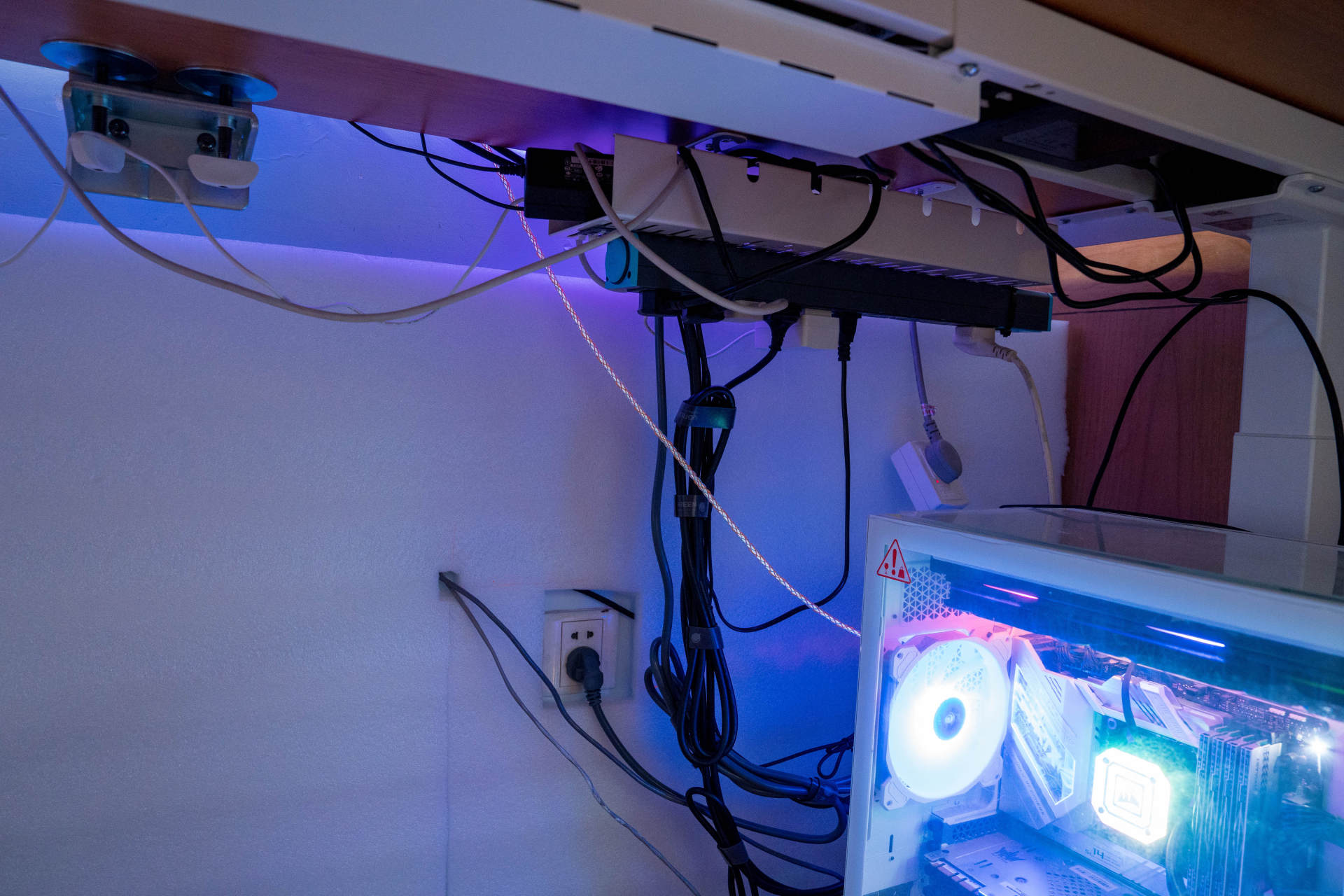 乱七八糟的电脑桌,笔记本电脑桌桌椅