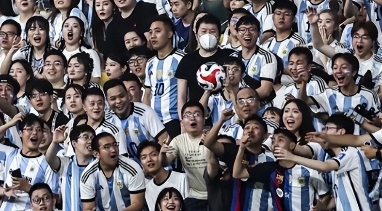 球迷冲进球场拥抱梅西被抬着离开,球迷冲进球场拥抱梅西最新消息