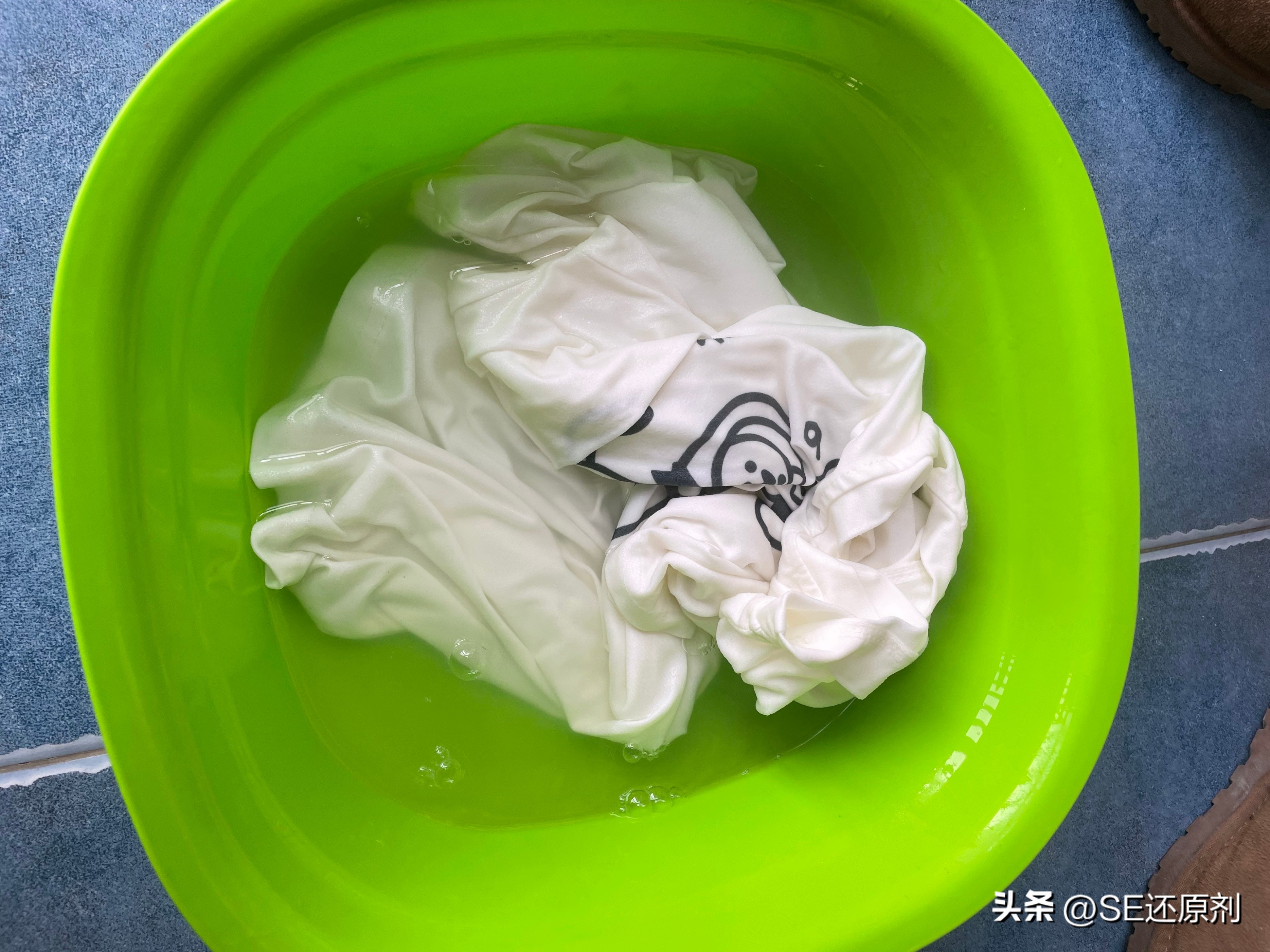 洗衣服白色被染色怎么恢复,洗衣服被染色了怎么洗回去