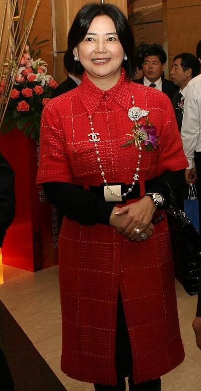 胡慧中黑色连衣裙搭配,胡慧中穿西装短发