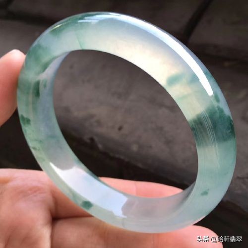 3000左右能买什么样的翡翠挂件,三万预算买翡翠镯子还是吊坠好