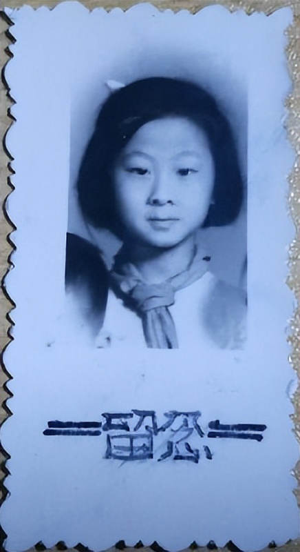 少女黑白老照片图文,老照片九十年代青春靓丽的女孩子