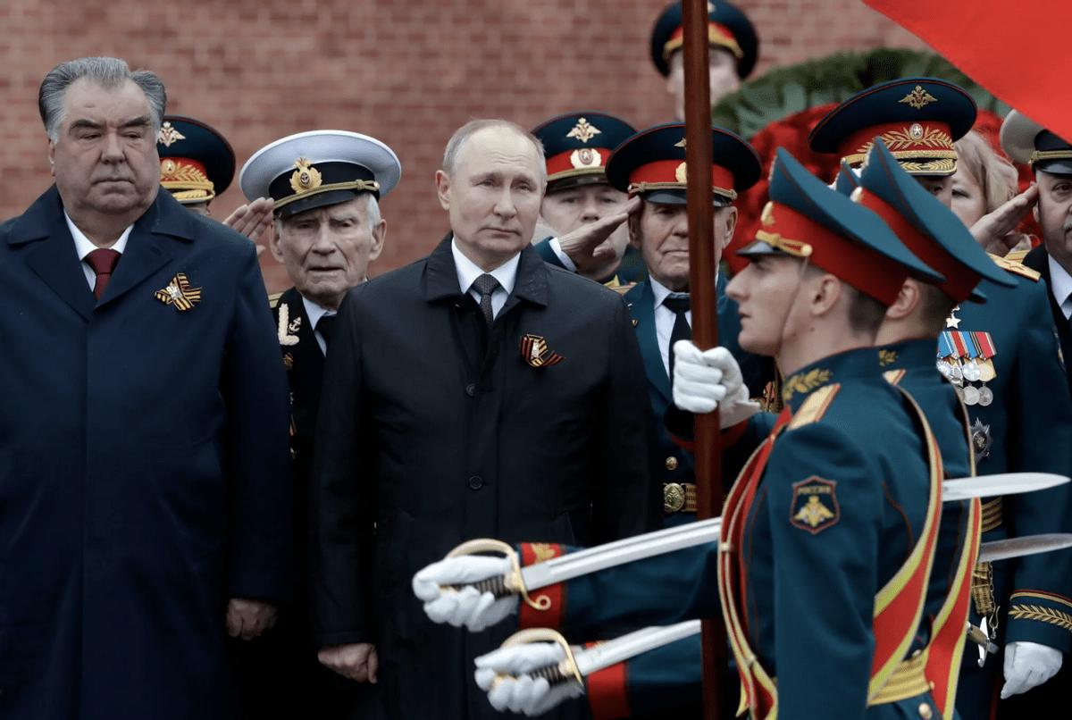 俄军士兵军营唱歌,俄军女兵独自一人跳舞视频