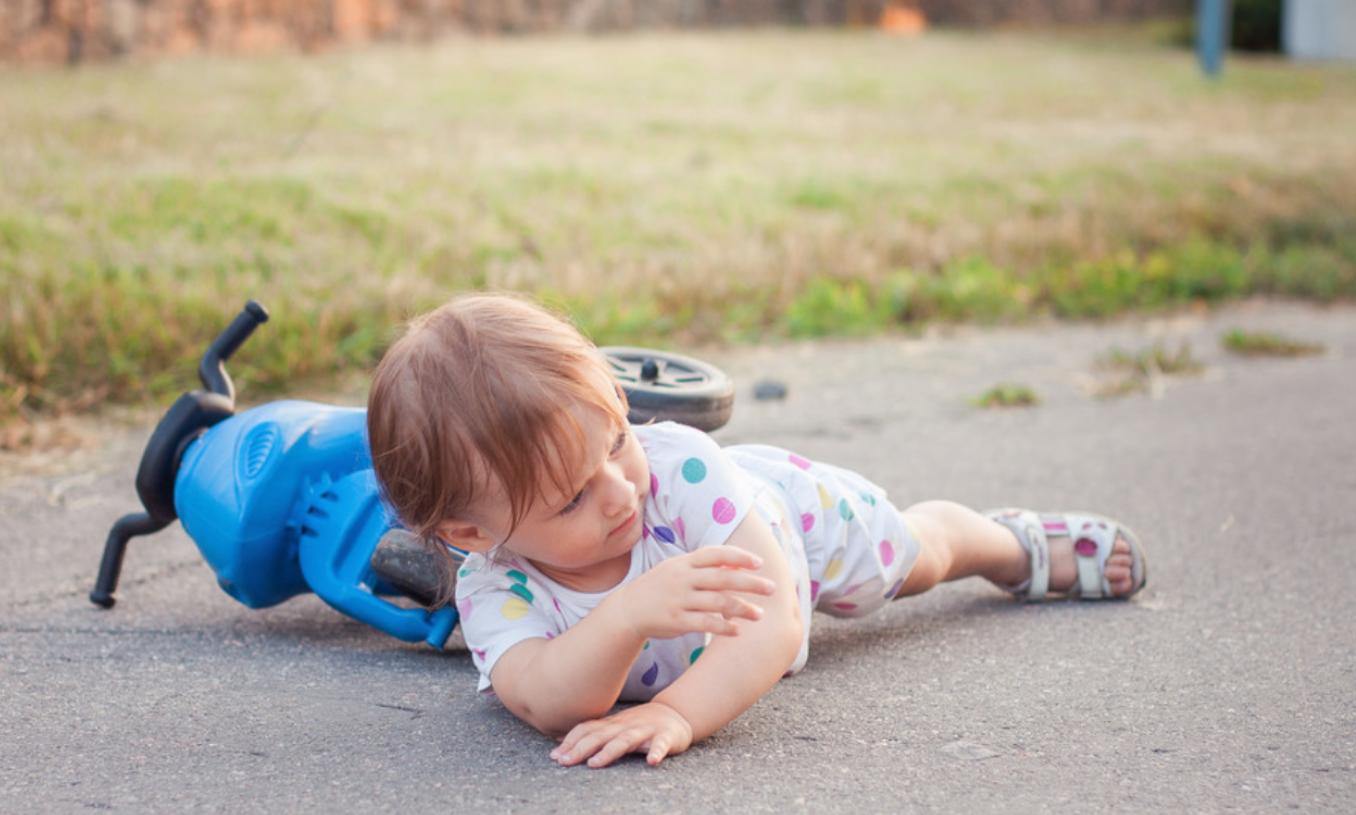 婴儿不小心摔倒了要怎么处理,宝宝不小心摔跤了大人怎么做正确