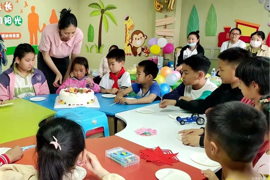 六一儿童节花儿与少年,六一儿童节花儿向阳开