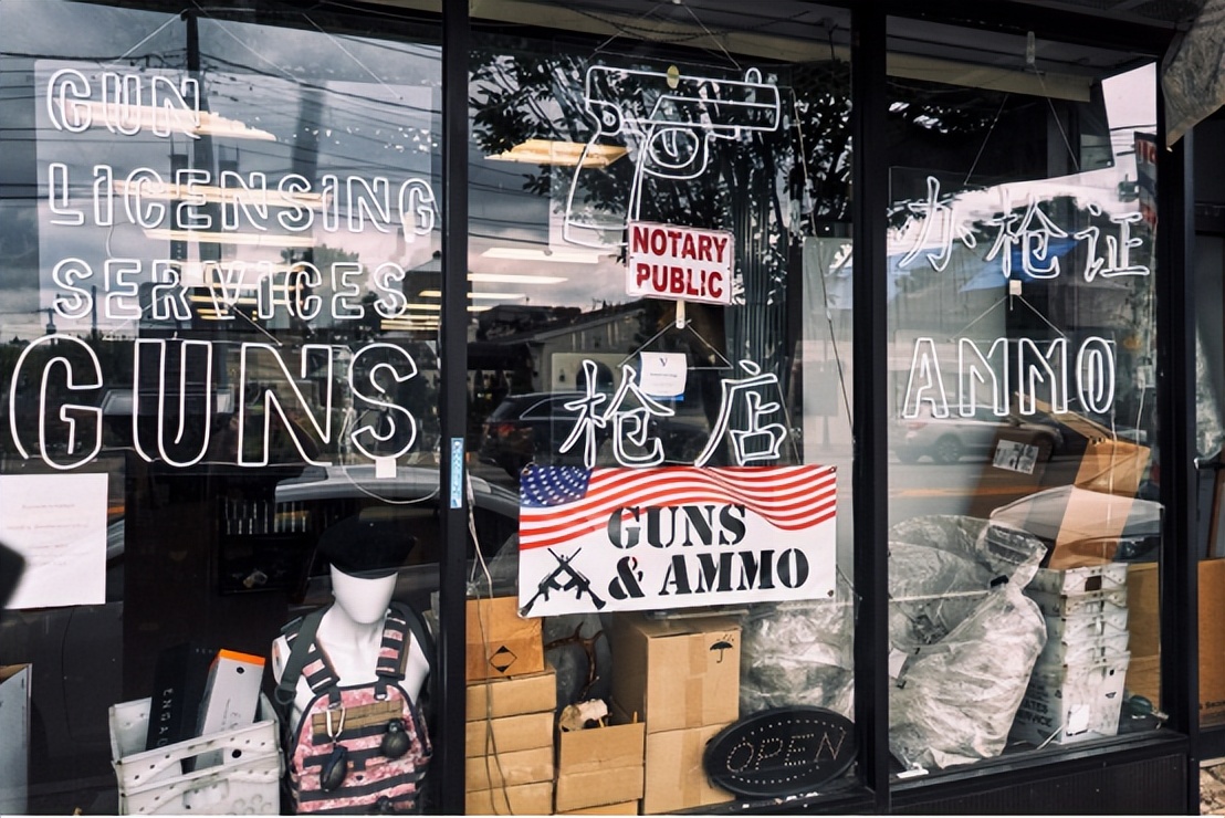 美国劫匪抢劫小卖店,美国抢劫犯不敢抢的店