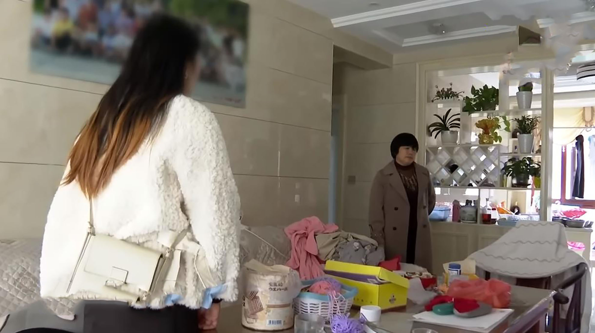 丈夫投资失败妻子摆摊还债,丈夫向妻子娘家借钱创业