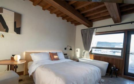 我500强干了7年，钱赚不少却累虚脱，今裸辞投300万在*疆新**开民宿