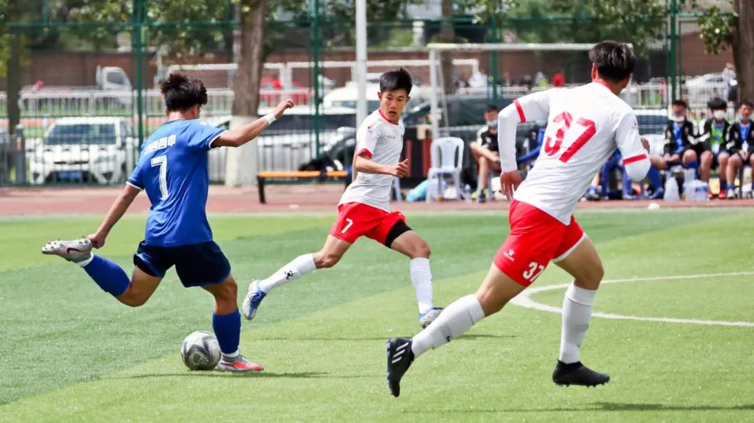 青春飞扬足球赛场,省运会田径场上青春激扬