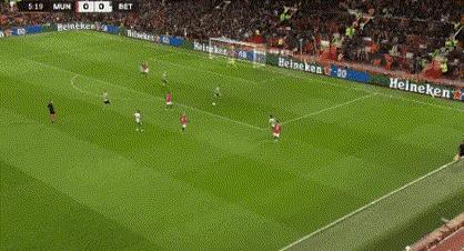 曼联4-1！惨败利物浦的罪人独造3球，“两个窝窝”哥滑跪眼含热泪