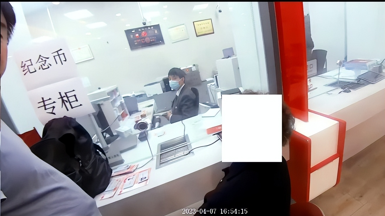 200多个身份证曝光,男子掏出1300张身份证都是真的