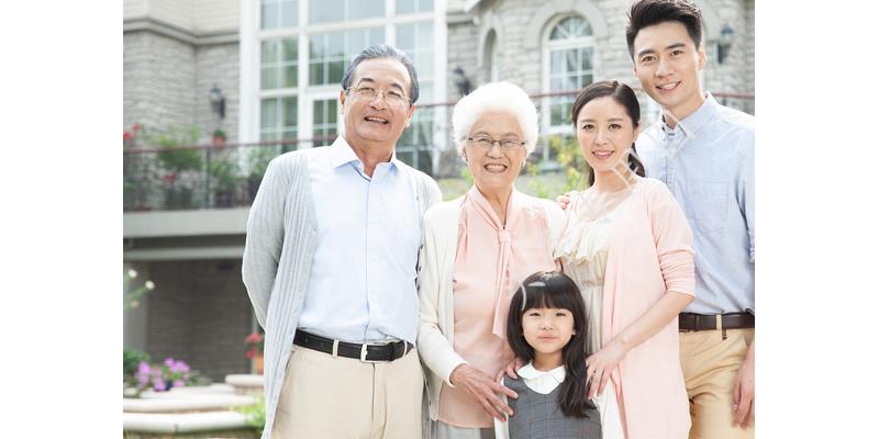 小伙被父亲联合后妈赶出家门，5年后霸气归来，看见后妈愣住了