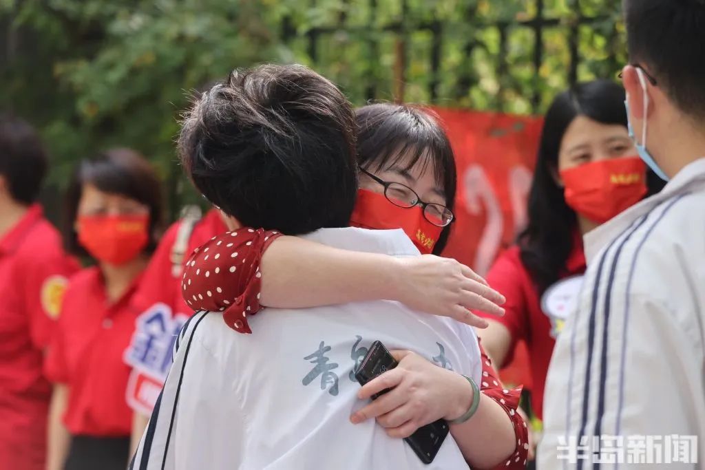 刚刚，青岛5万多勇士霸气走进战场！少年，此去何求？夺盛名、拔头筹、争魁首、独占鳌头！