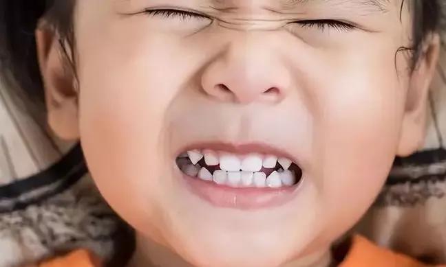 宝宝爱咬人怎么办,幼儿园咬人案例怎么跟家长沟通