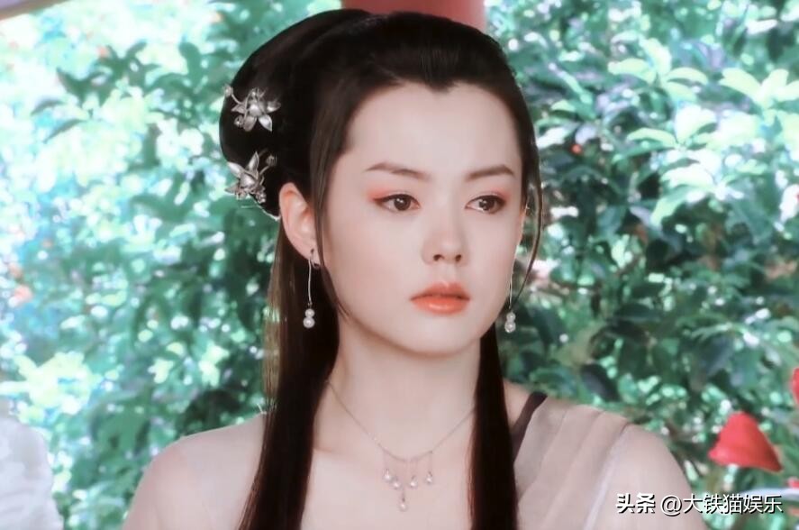 “荧幕女兵”的消亡史：蛇精脸、大浓妆，求你们别再*辱侮**战士了