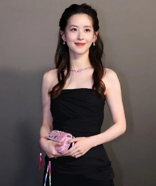 章泽天挺着孕肚登上杂志封面,章泽天罕见现身戛纳晚宴