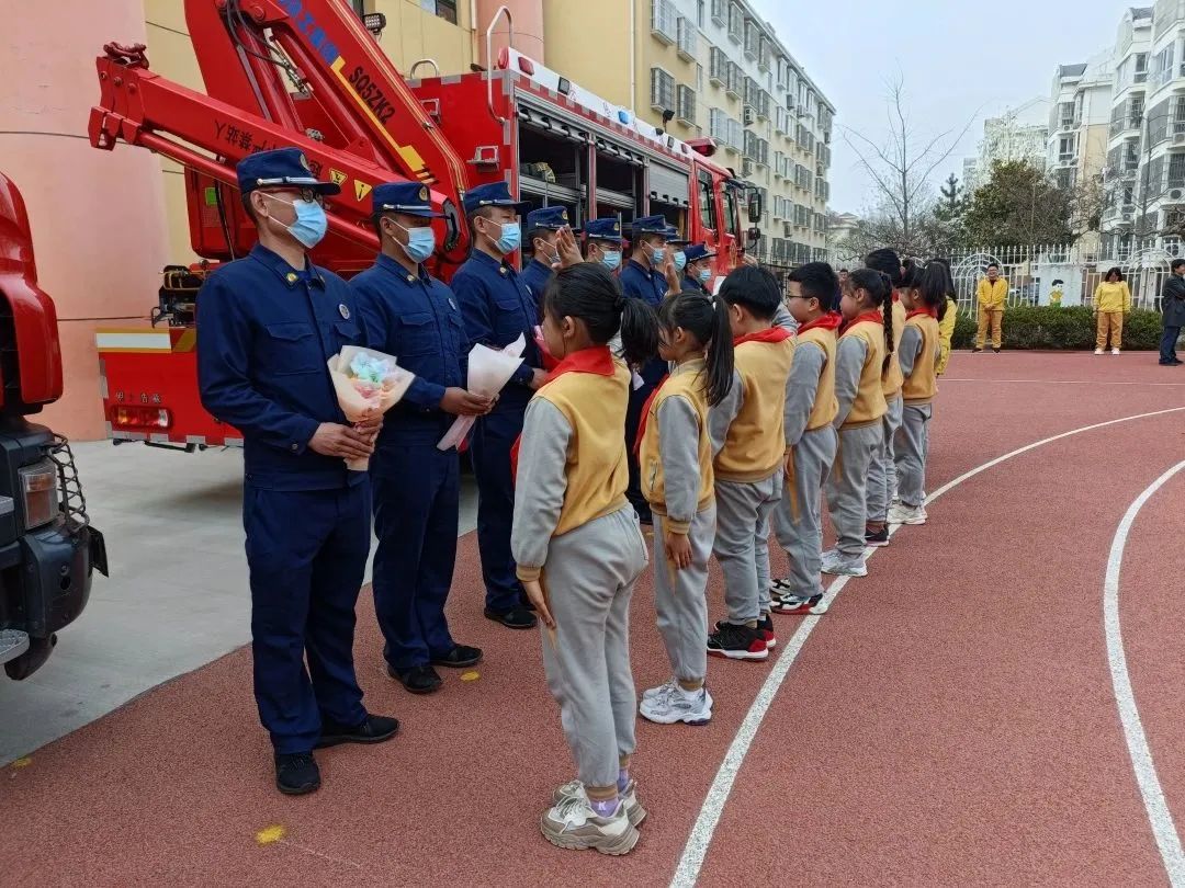 消防安全伴你童行知识小课堂,安全童行消防演练