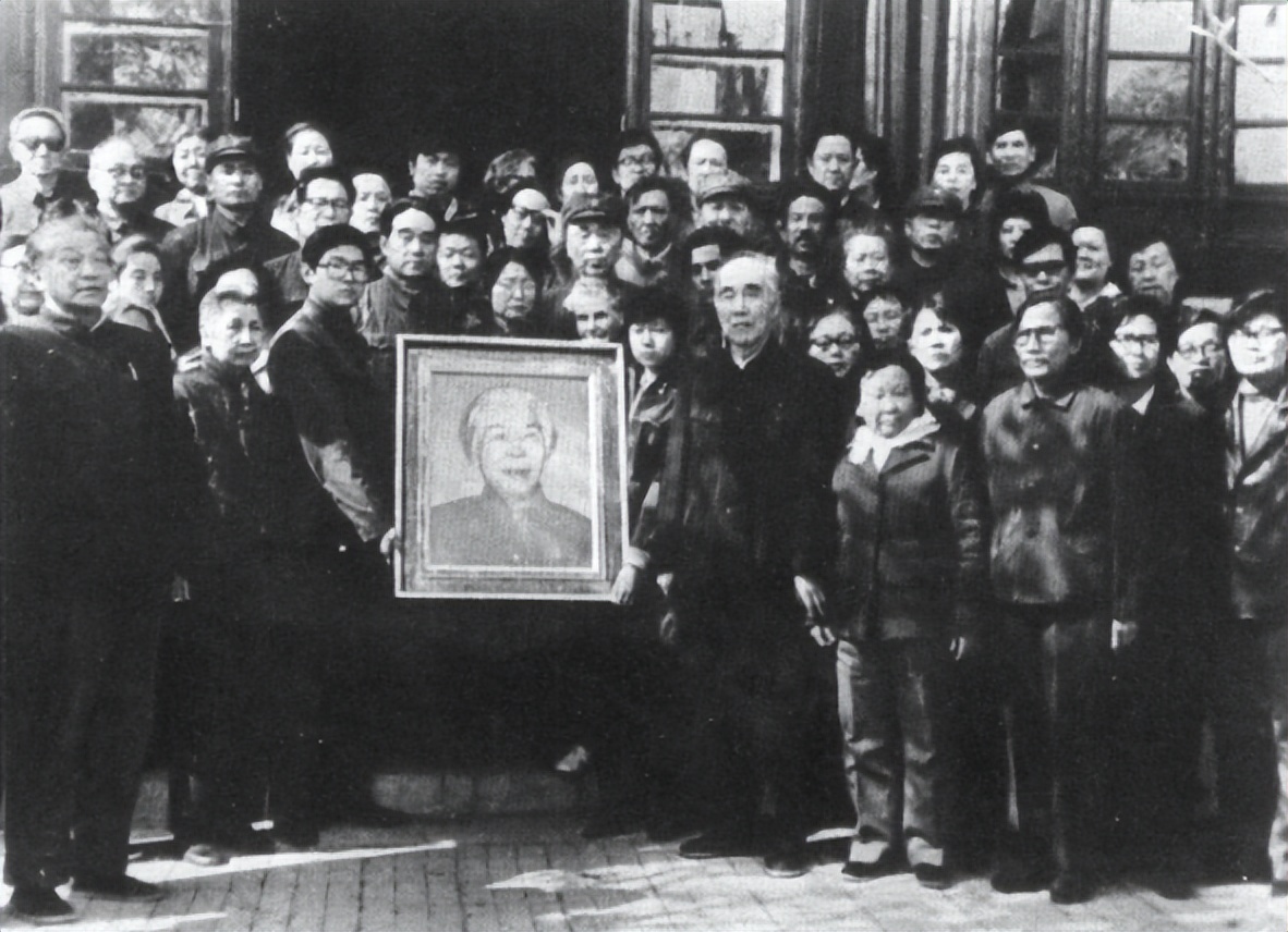 1984年*子珍贺**逝世，北京多家报纸刊载消息，邓公亲笔批示葬仪规格