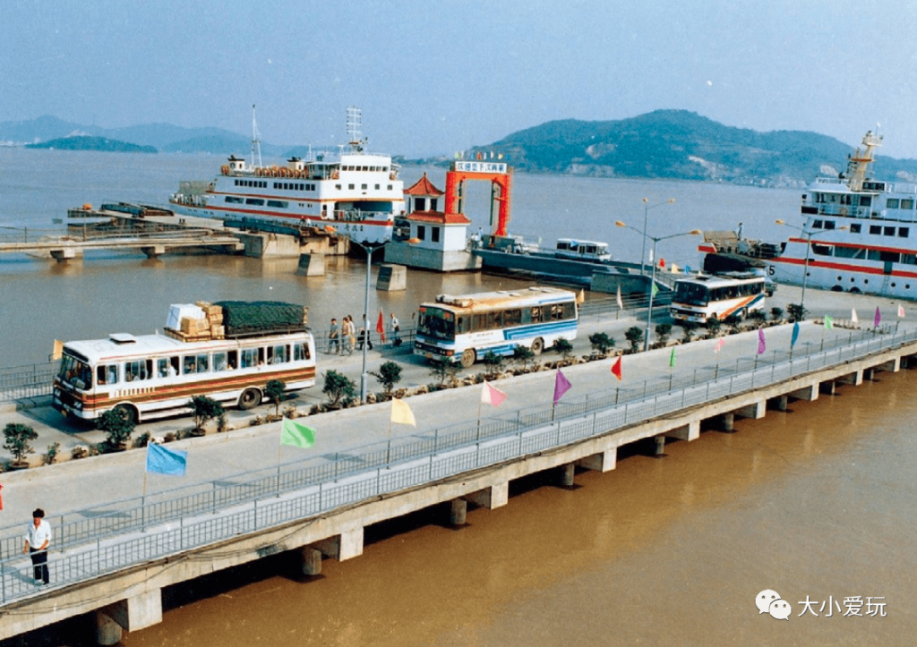 这座颜值逆天的“千岛之城”坐拥金沙白浪，还有机会偶遇荧光海哦