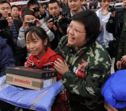 现在的韩红是怎样的一个人,明明可以靠实力却偏偏靠运气