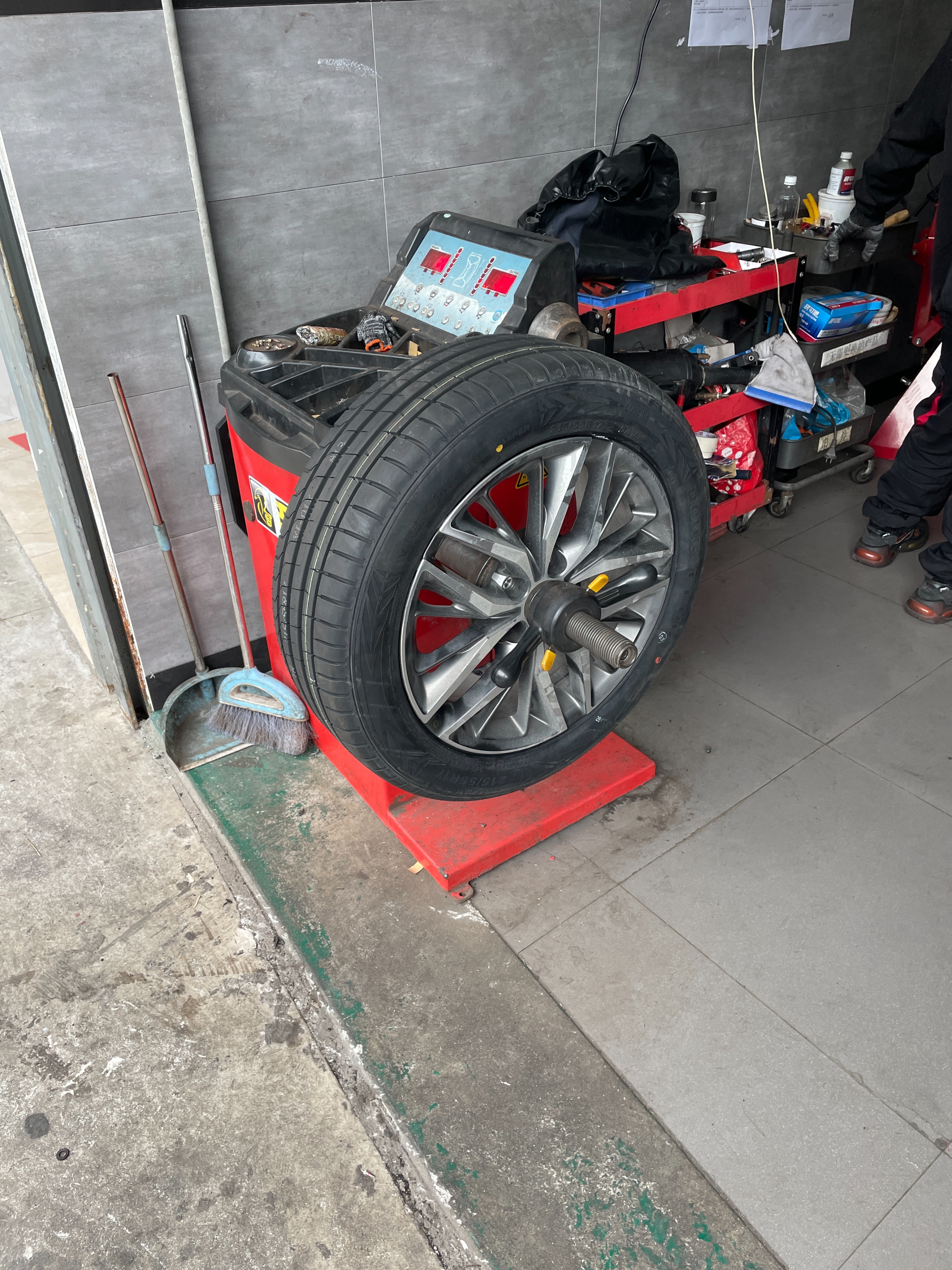 比亚迪秦plus升级轮毂,斯巴鲁更换前轮胎