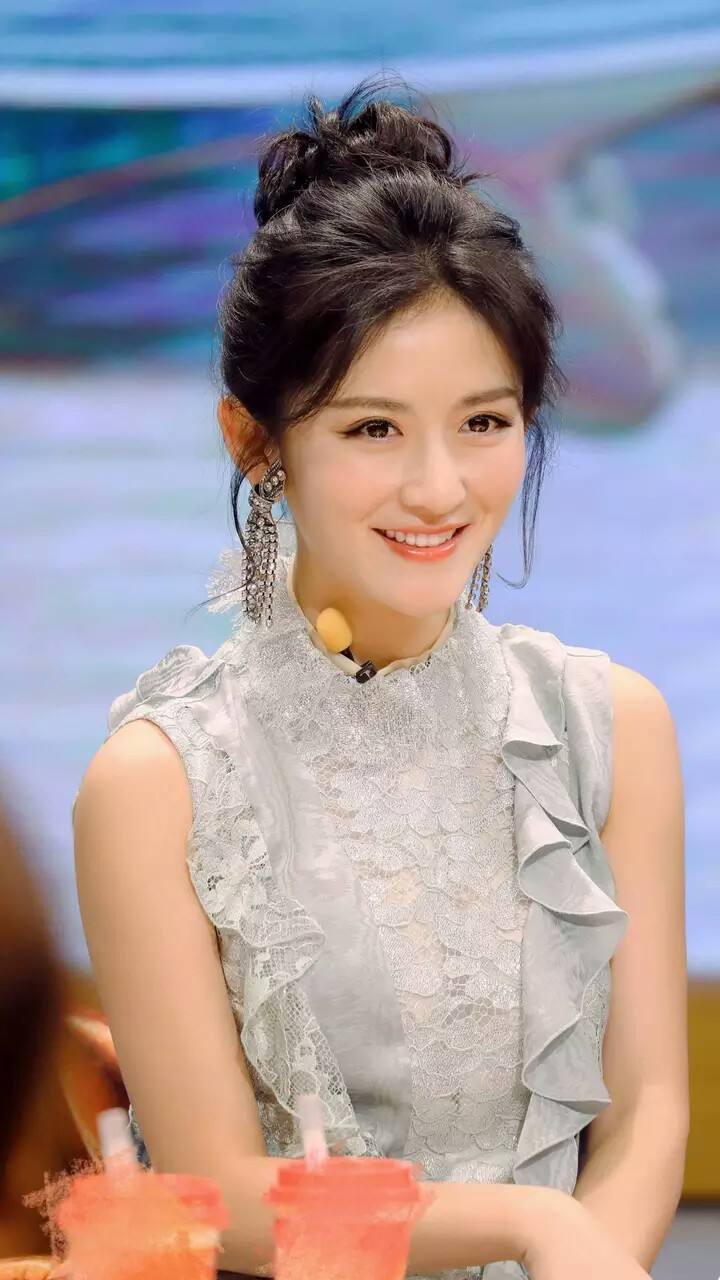 谢娜为什么会被何炅三次直呼其名,46岁的谢娜现在怎么样了