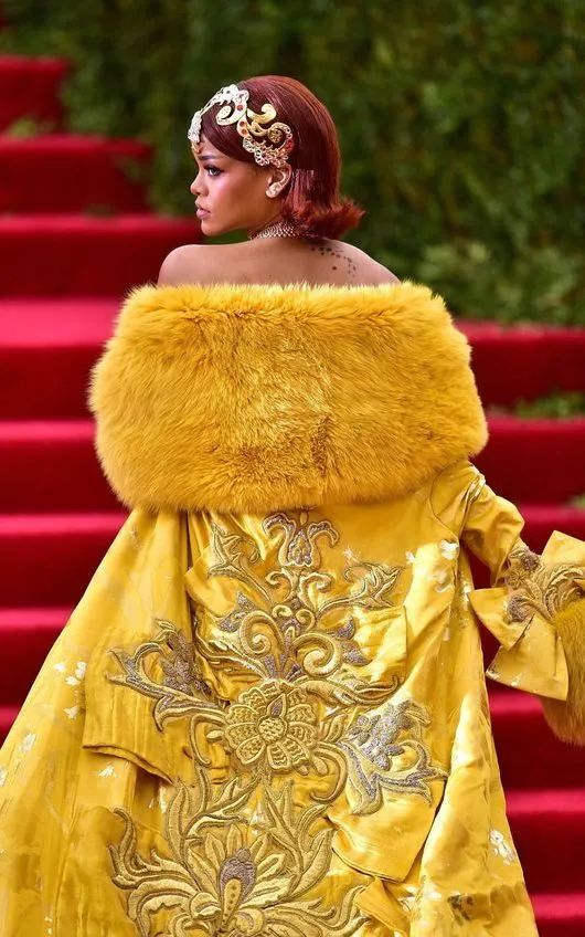 赵露思穿上廉价中国风礼服，俗成了18线网红