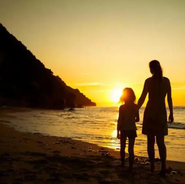 三岁女儿想上学,三岁的女孩说要去上学