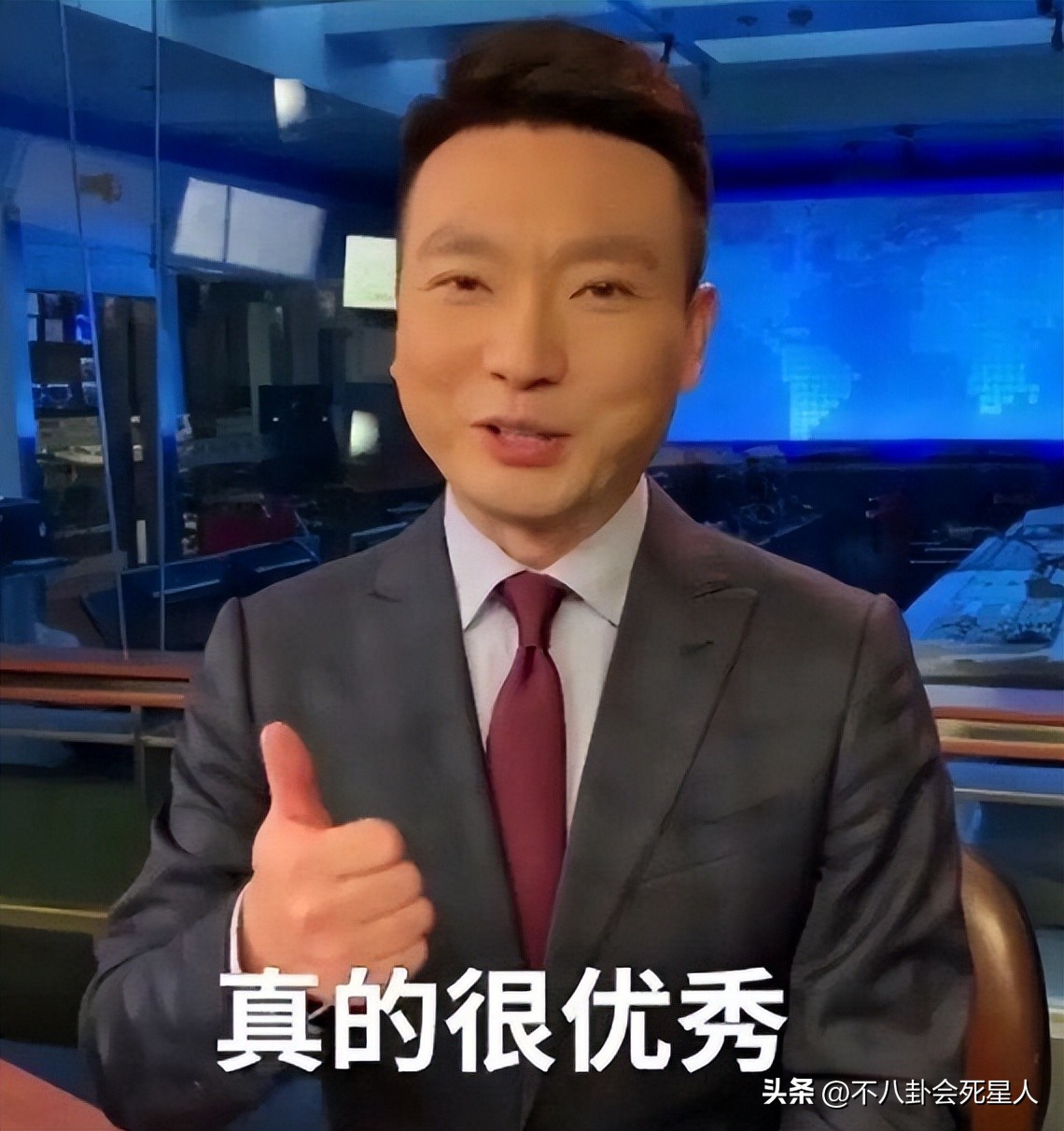 戴假发、穿半截西装、贴胶带瘦脸,原来央视的主持人这么“假”