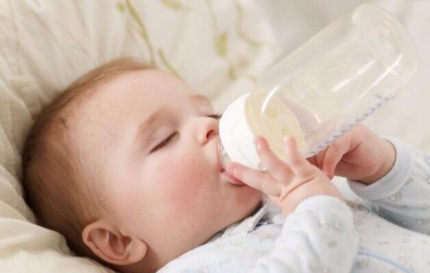 如何快速兑出适合冲奶粉的水,奶粉怎么冲底部不会有结块