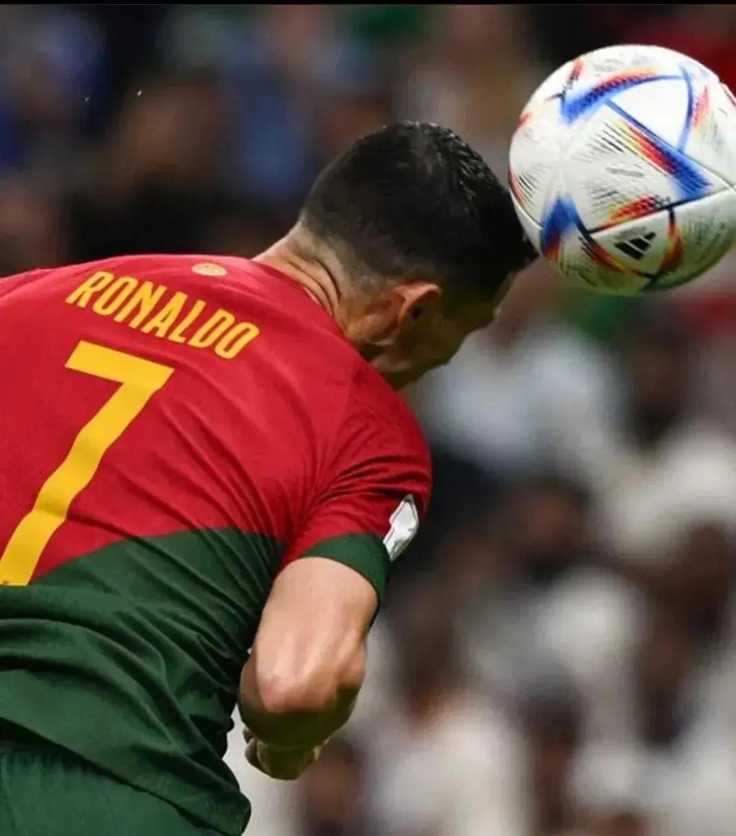 c罗投顶球精彩瞬间,c罗争金球奖概率