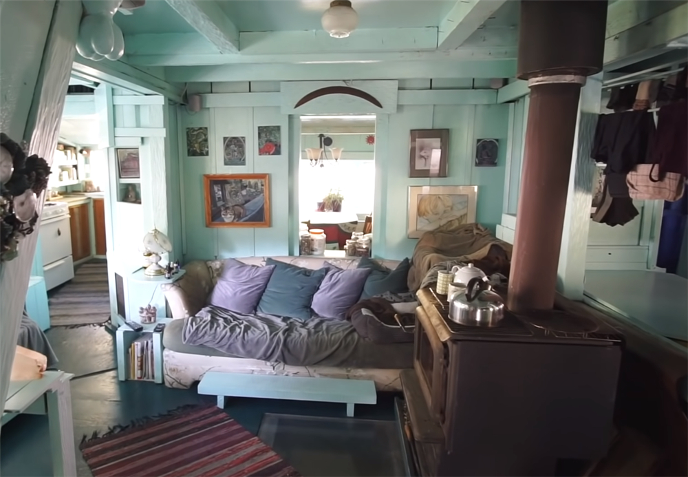 夫妻二人买下海岛过起隐居的生活,夫妻隐居小岛与世隔绝