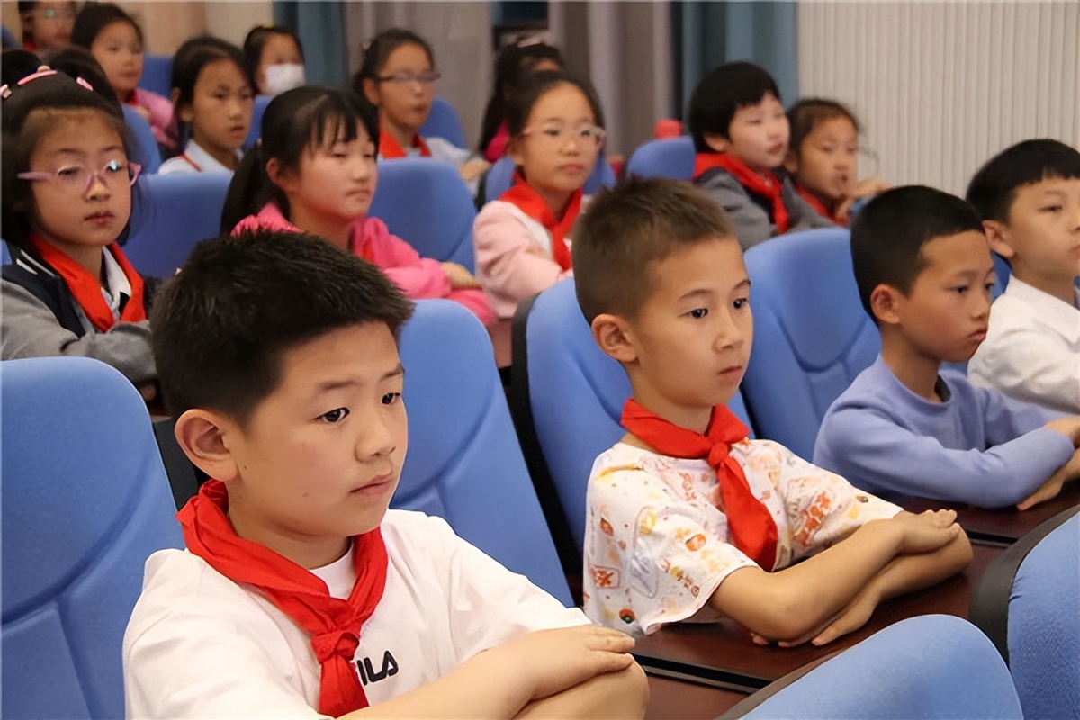 东山国际小学副校长邬超应告诫队员们为自己撑起一片安全的蓝天