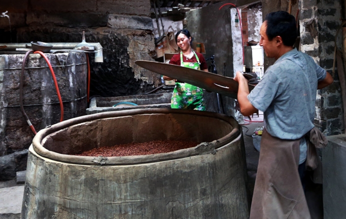 农村超市10元钱的纯粮白酒,农村卖10块一斤的高粱酒是真的不