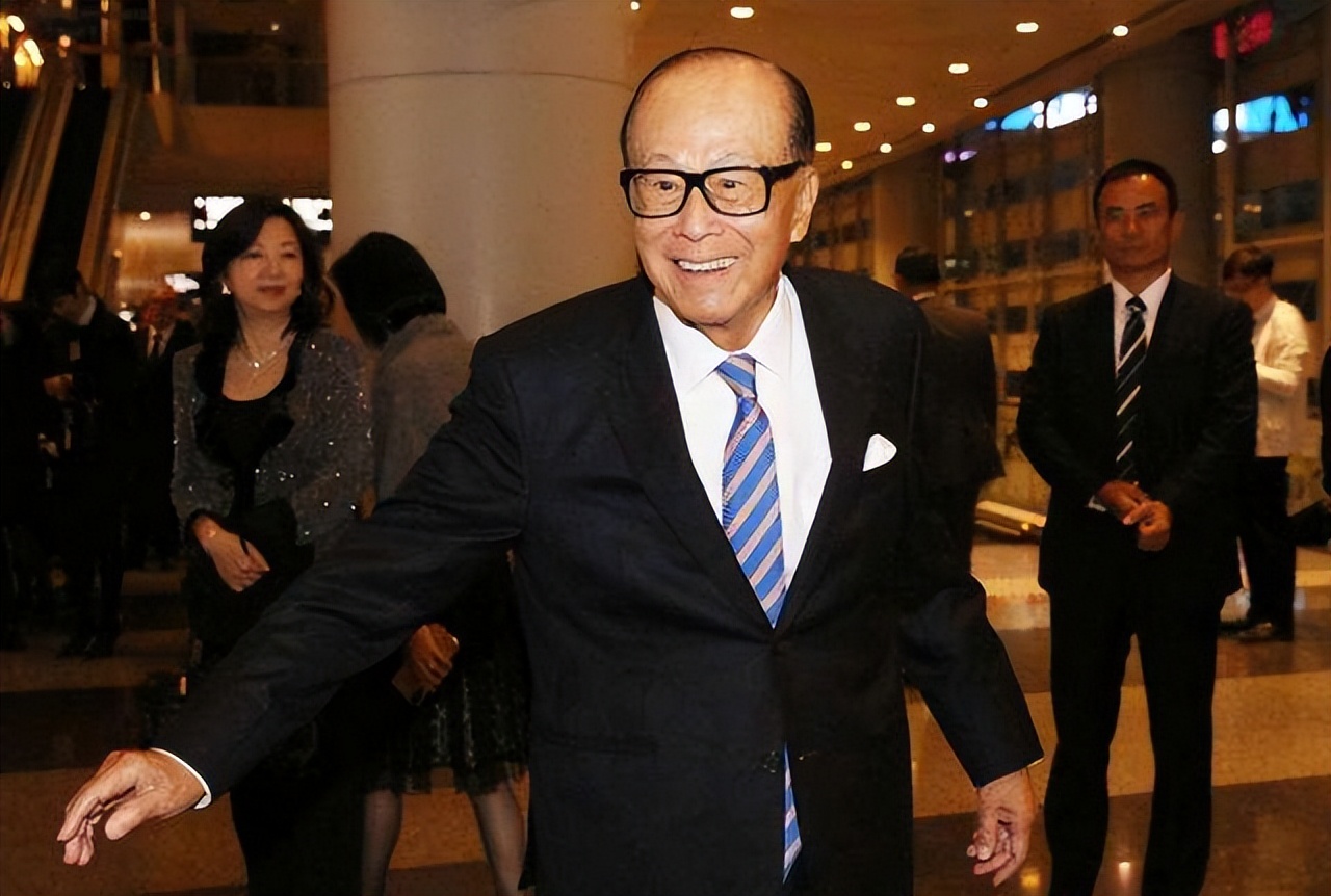 李嘉诚与周凯旋外出逛街的照片,李嘉诚周凯旋保镖视频