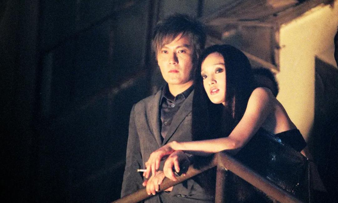 情歌王子张信哲，拒绝周迅求爱，却为王菲豪掷百万，至今不婚